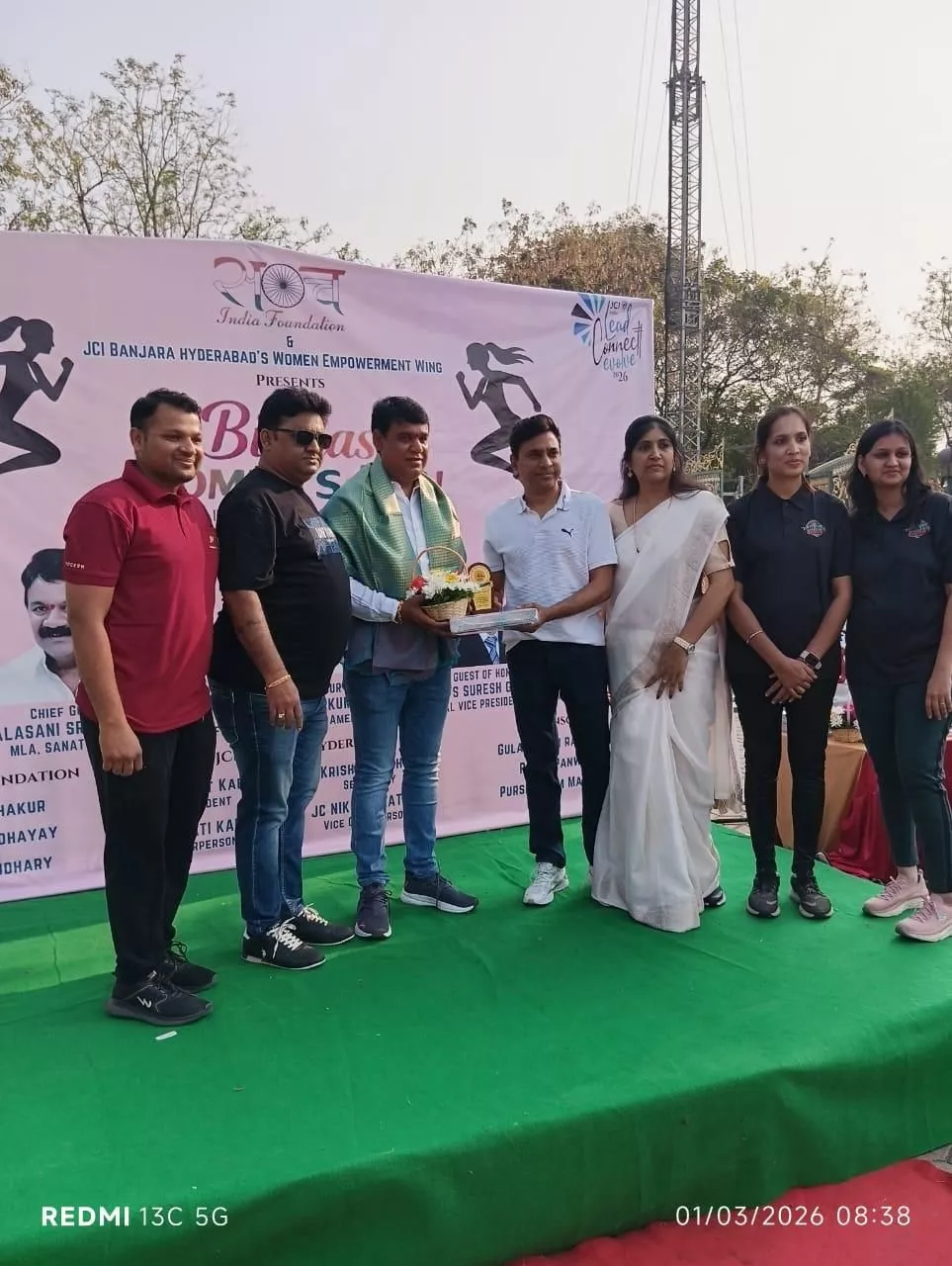 बिंदास वूमेन्स रन-2026 में महिलाएं दौड़ते हुए