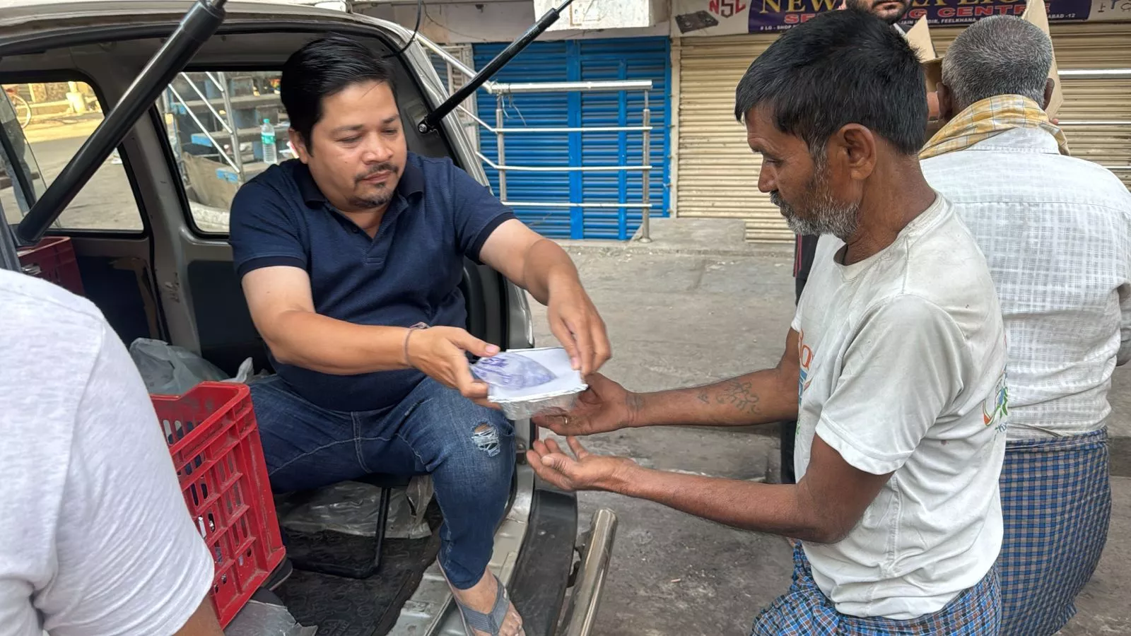 एक रुपये भोजन सेवा का वितरण दृश्य