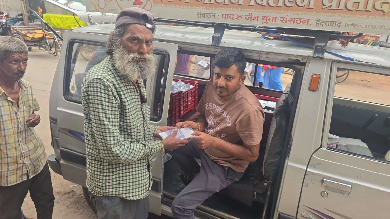 एक रुपये भोजन सेवा का वितरण दृश्य