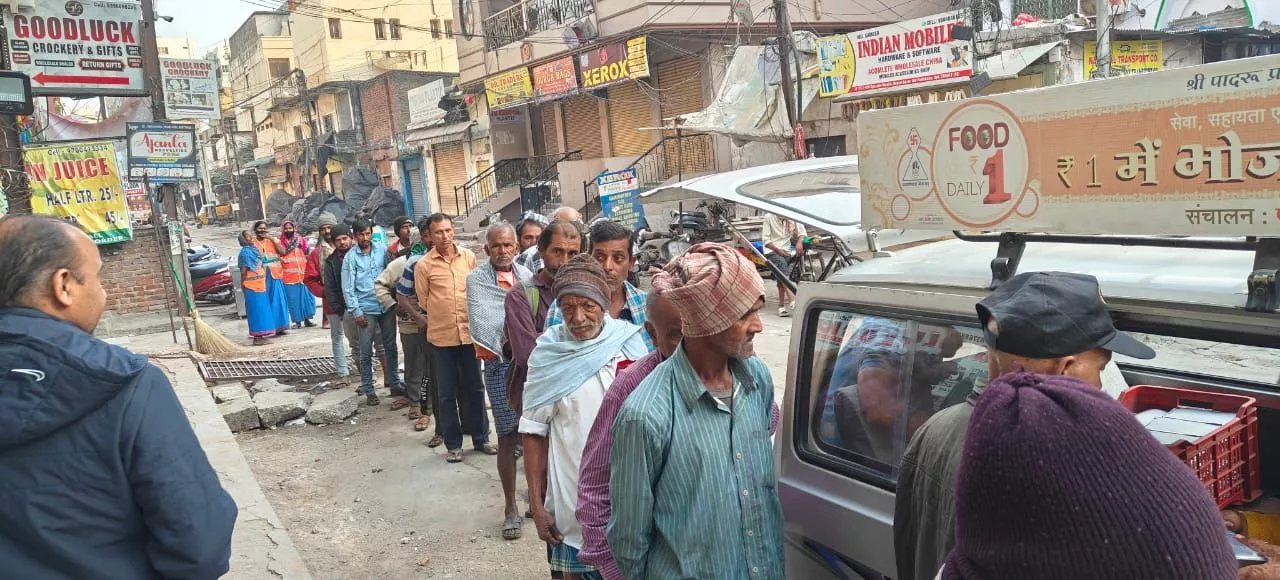 एक रुपये भोजन सेवा का वितरण दृश्य