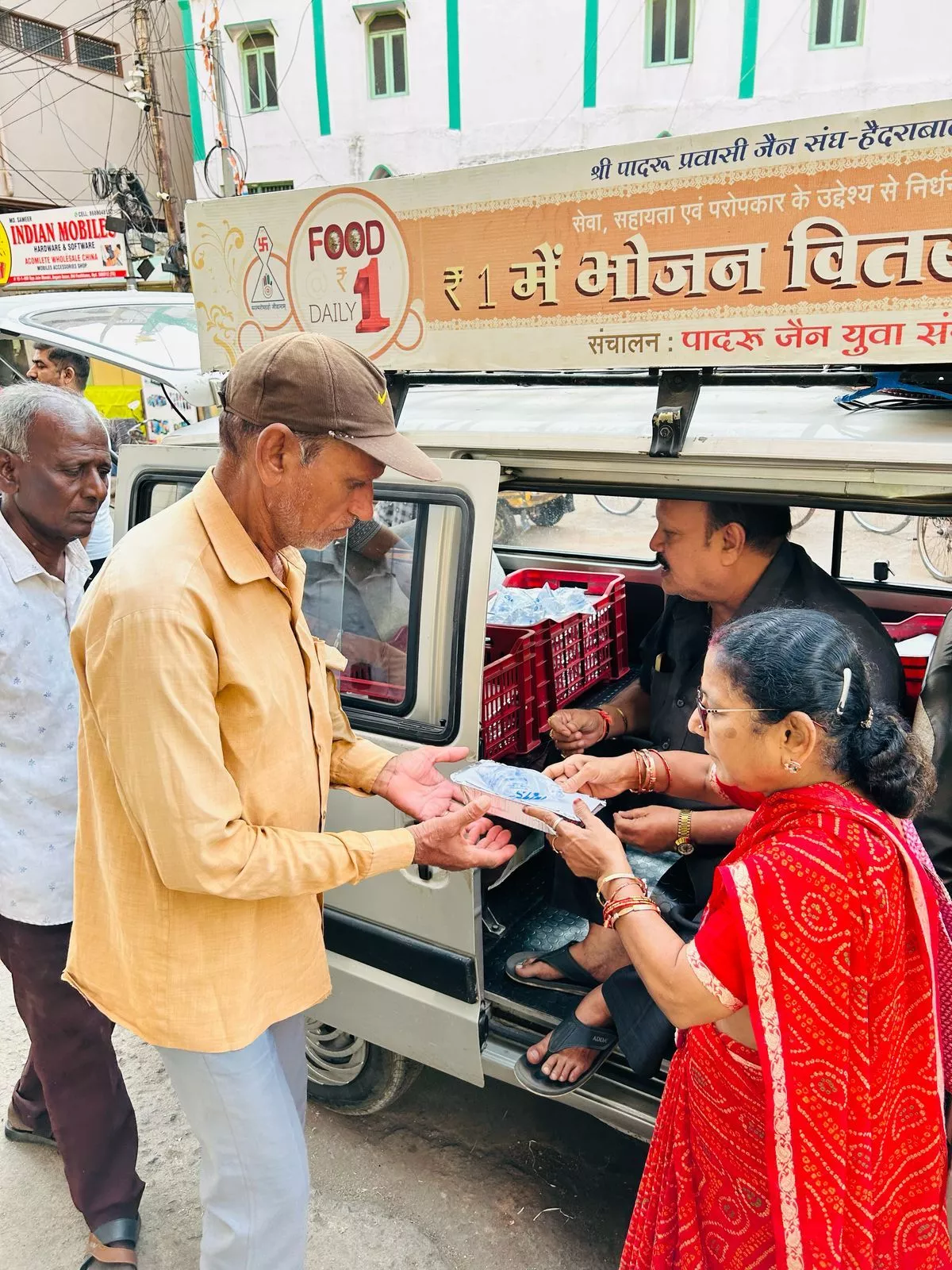 एक रुपये भोजन सेवा का वितरण दृश्य