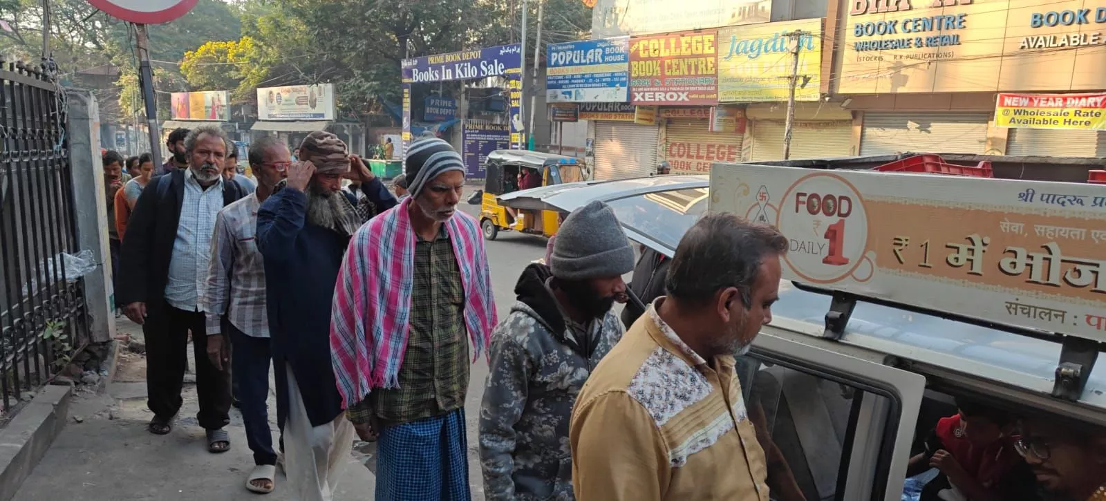 एक रुपये भोजन सेवा का वितरण दृश्य