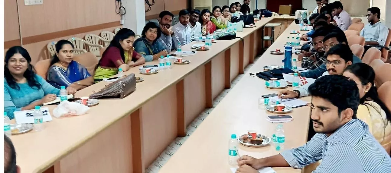 आबकारी भवन में नए उप-जिलाधीशों को विभागीय जानकारी