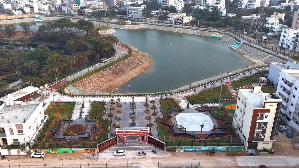 उद्घाटन से पहले बामरुकनुद्दौला तालाब का निरीक्षण