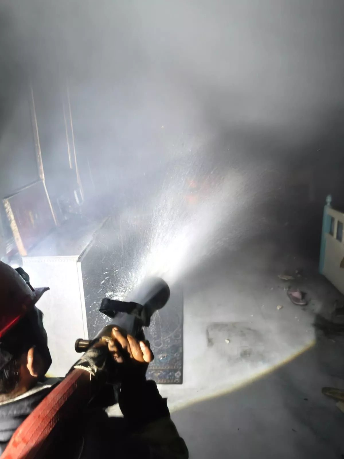 पूर्व डीजीपी के घर में आग और दमकल कर्मी