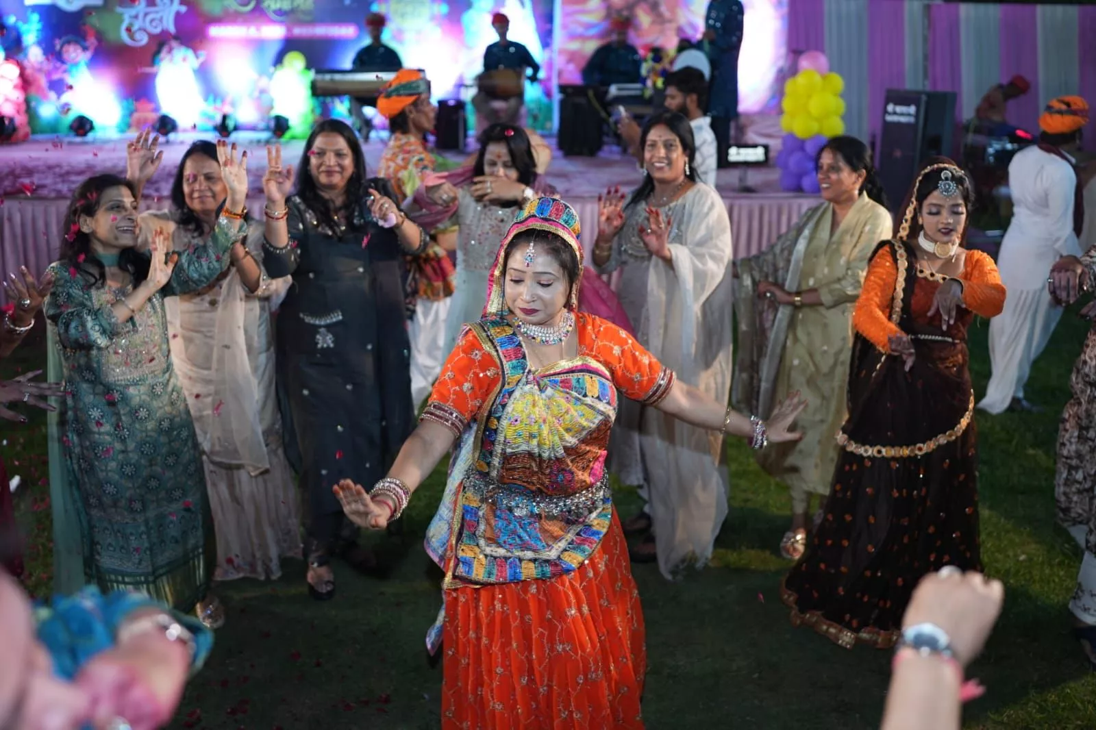 हैदराबाद में बिहार अग्रवाल संघ के होली मिलन समारोह का दृश्य