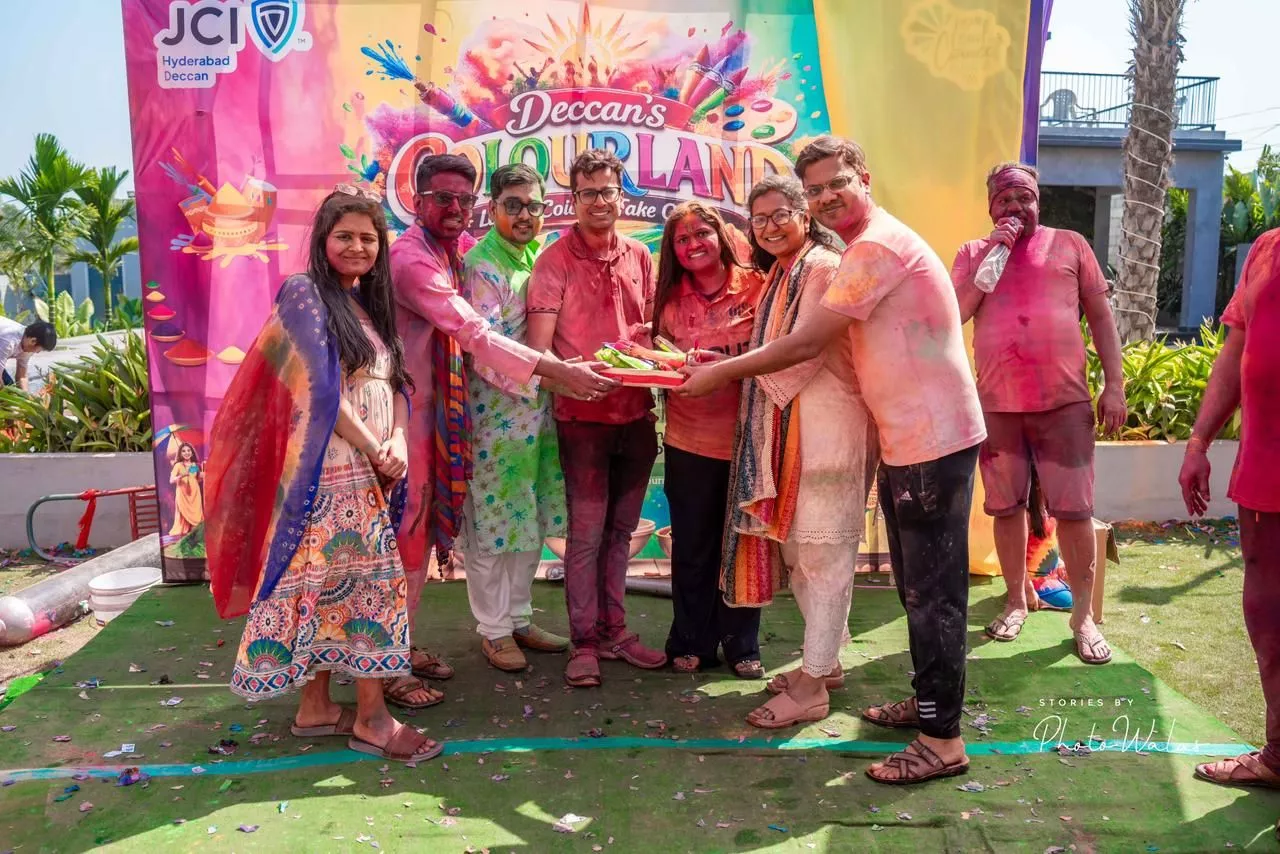 डेक्कनस कलरलैंड होली उत्सव में भाग लेते परिवार