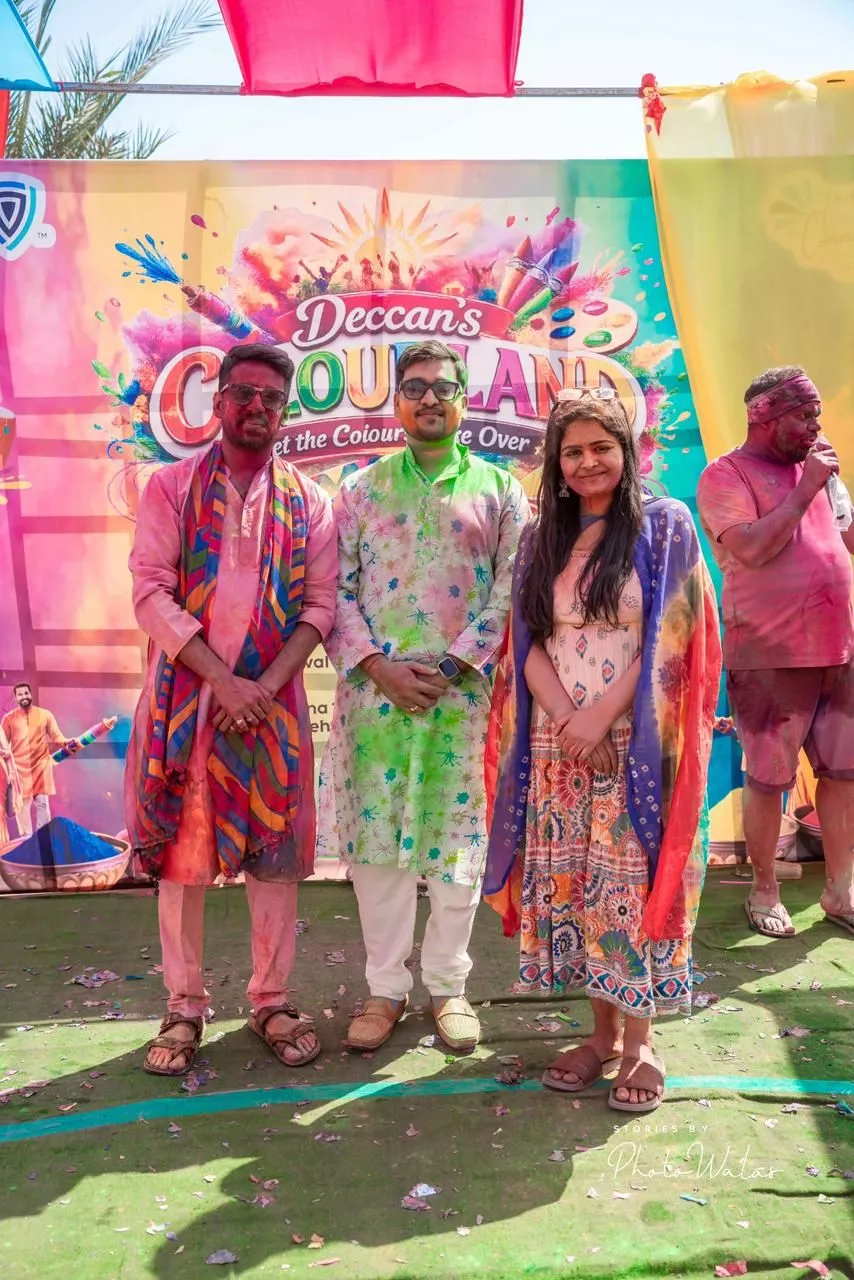 डेक्कनस कलरलैंड होली उत्सव में भाग लेते परिवार