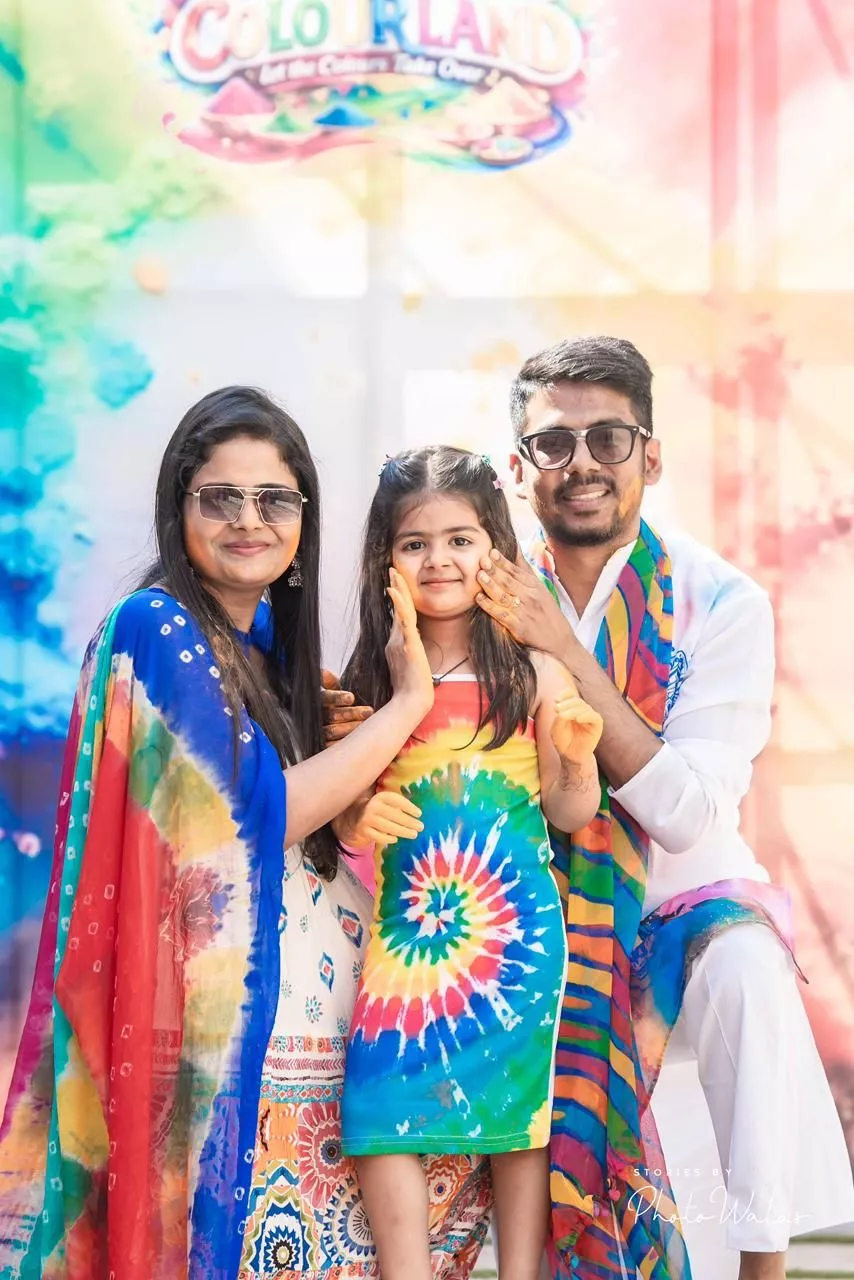 डेक्कनस कलरलैंड होली उत्सव में भाग लेते परिवार