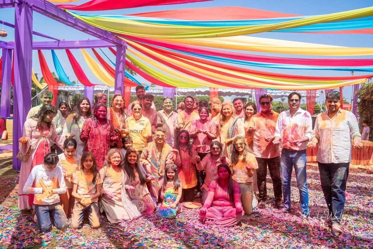 डेक्कनस कलरलैंड होली उत्सव में भाग लेते परिवार