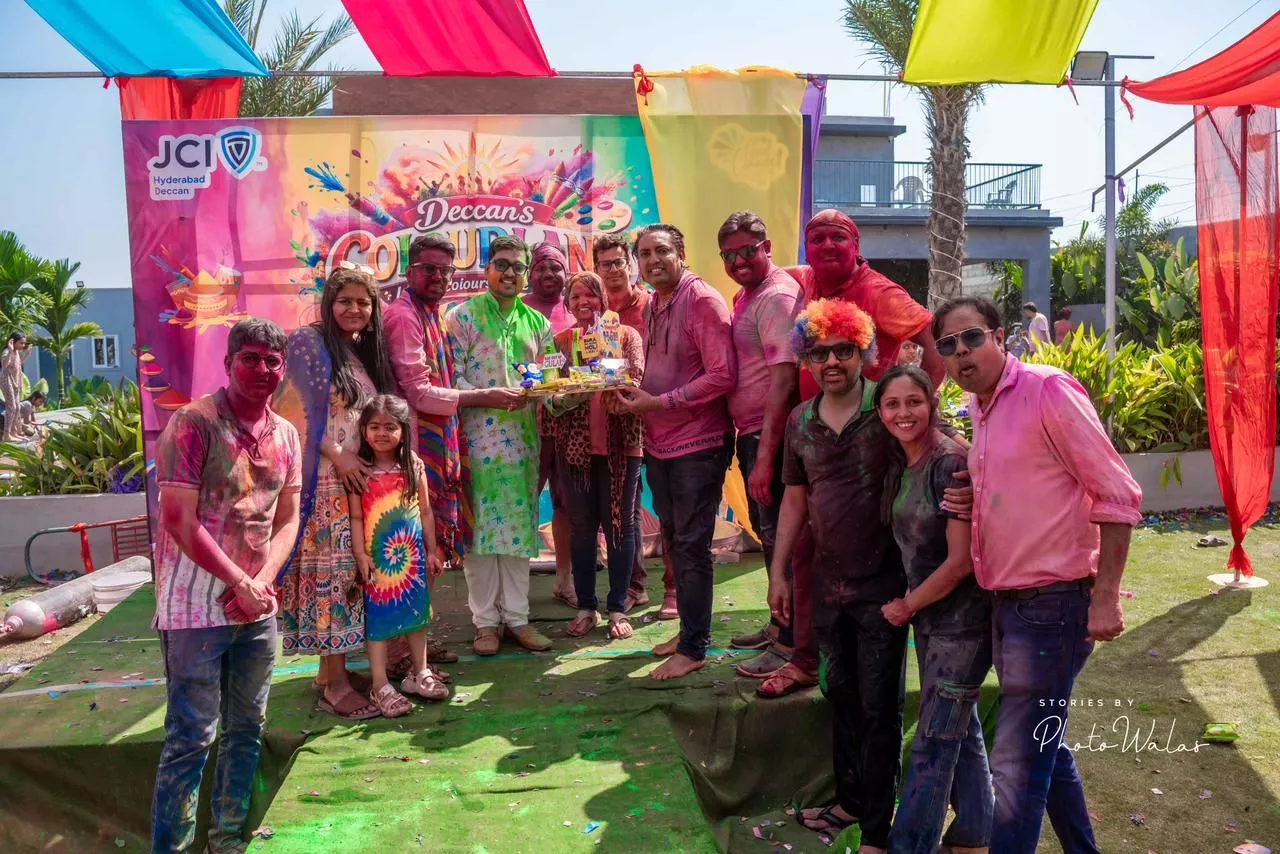 डेक्कनस कलरलैंड होली उत्सव में भाग लेते परिवार