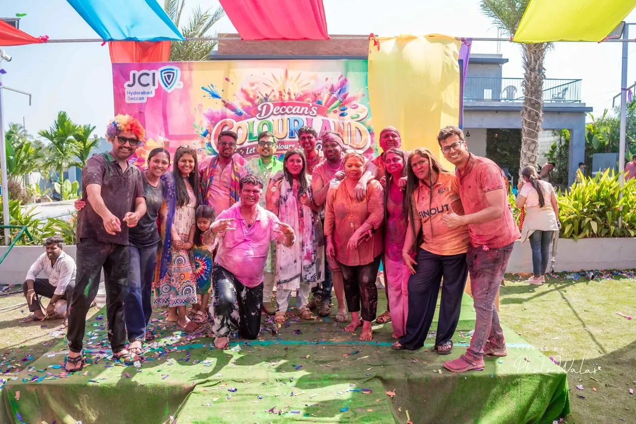 डेक्कनस कलरलैंड होली उत्सव में भाग लेते परिवार