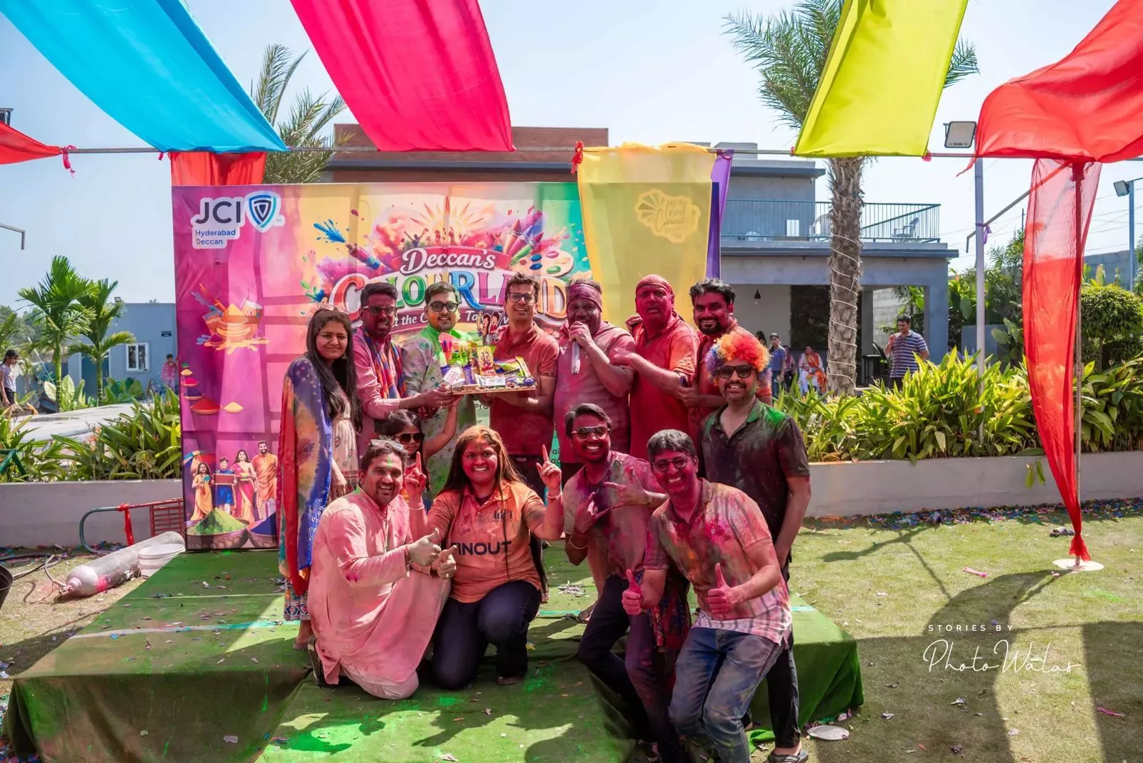 डेक्कनस कलरलैंड होली उत्सव में भाग लेते परिवार