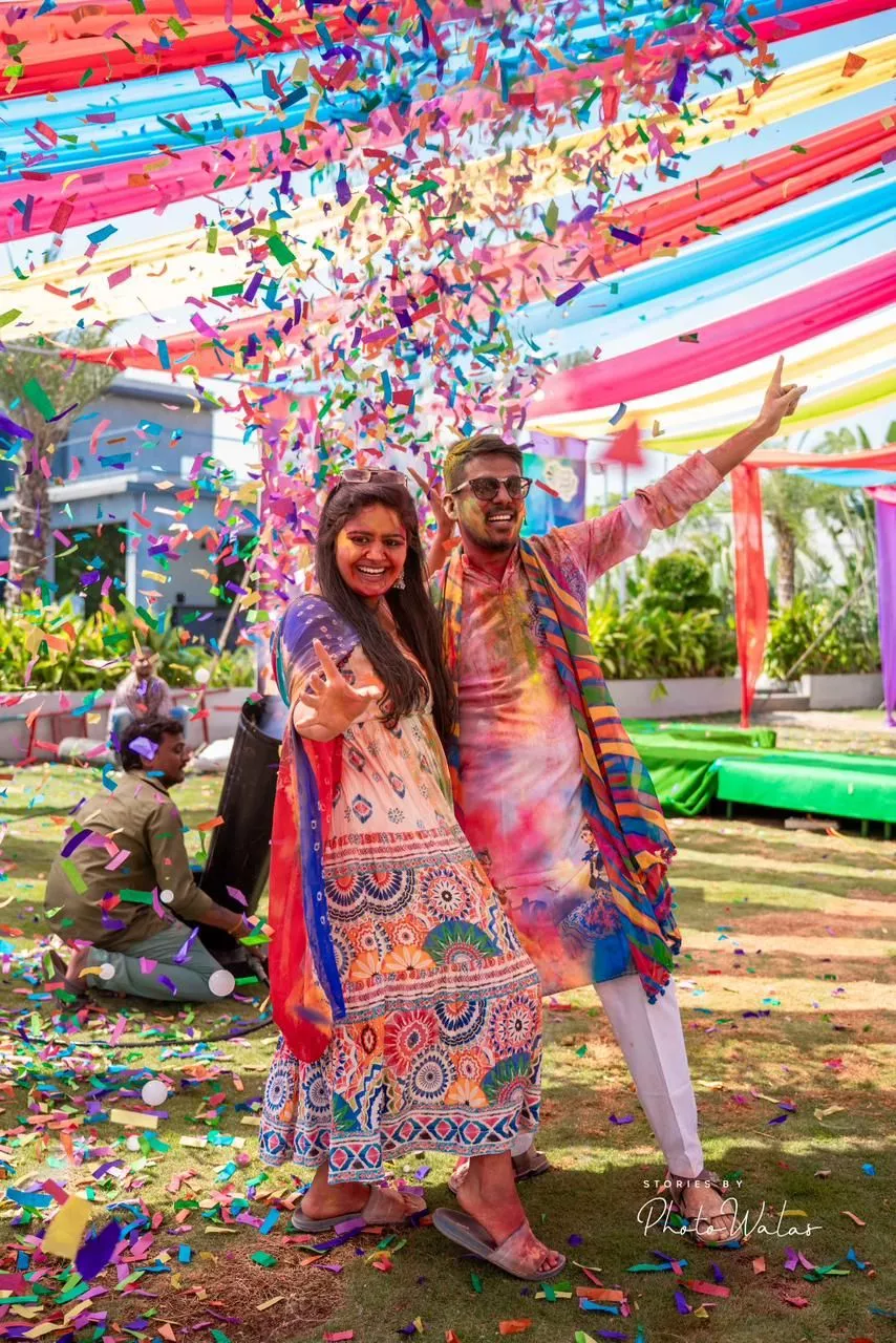 डेक्कनस कलरलैंड होली उत्सव में भाग लेते परिवार