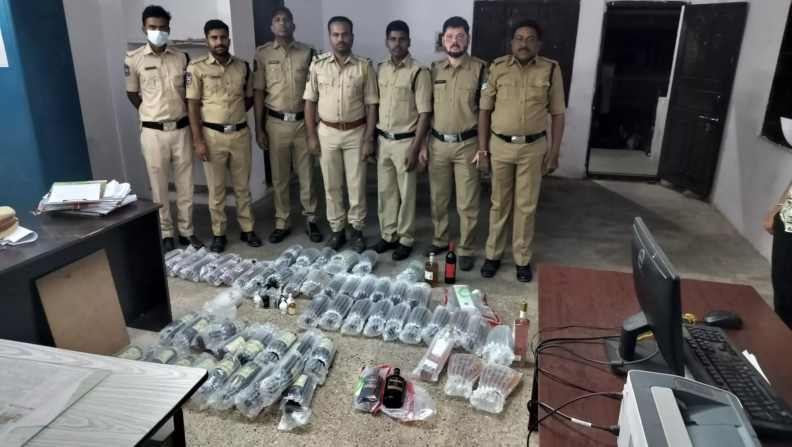 एसटीएफ ने एयरपोर्ट रूट पर 70 एनडीपीएल शराब की बोतलें जब्त कीं