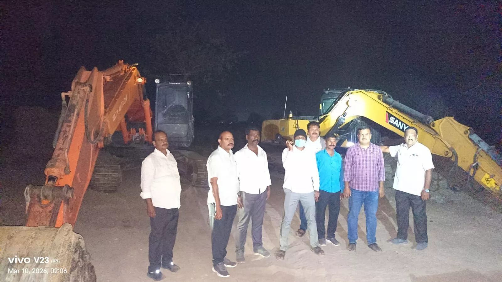 छापेमारी में जब्त रेत और खनन में इस्तेमाल वाहन