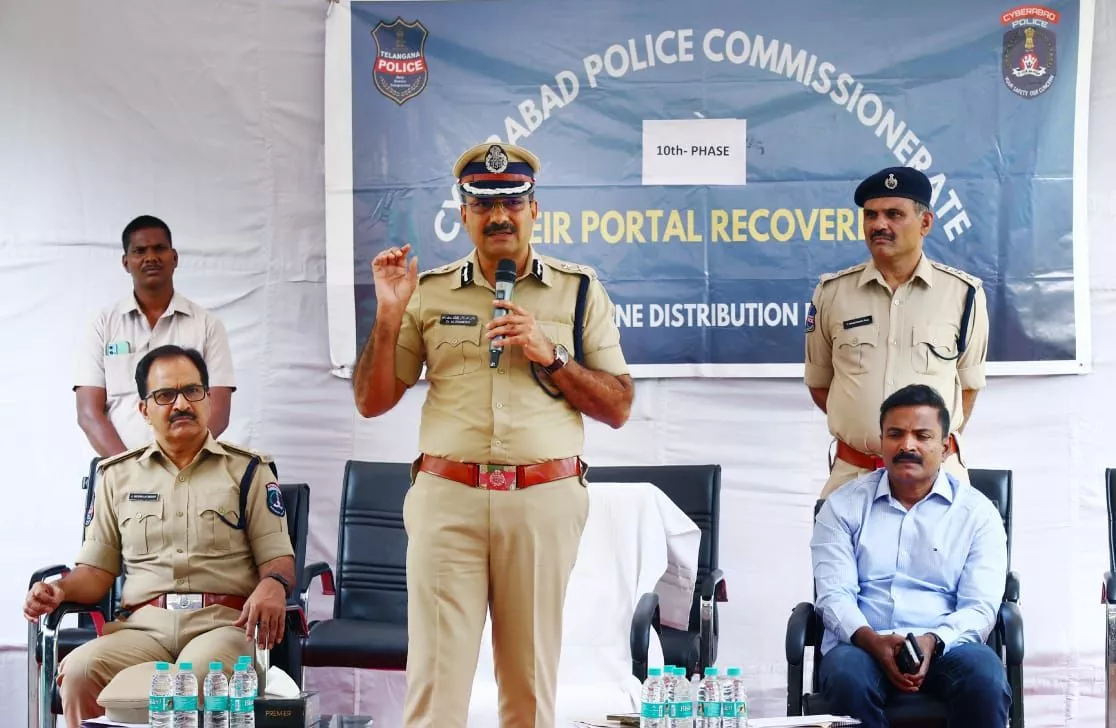 डॉ. एम. रमेश ने मालिकों को 1,016 मोबाइल फोन लौटाए