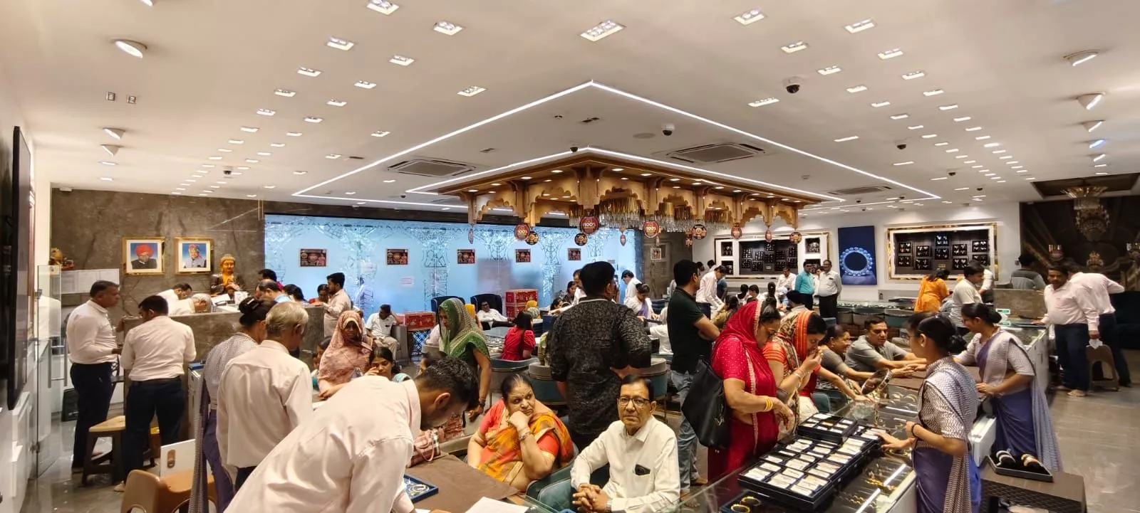 शिवराज लक्ष्मीचंद जैन ज्वेलर्स में महोत्सव का रोमांचक दृश्य