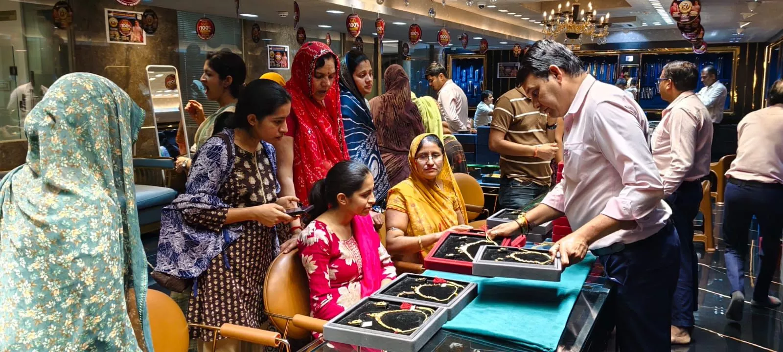 शिवराज लक्ष्मीचंद जैन ज्वेलर्स में महोत्सव का रोमांचक दृश्य
