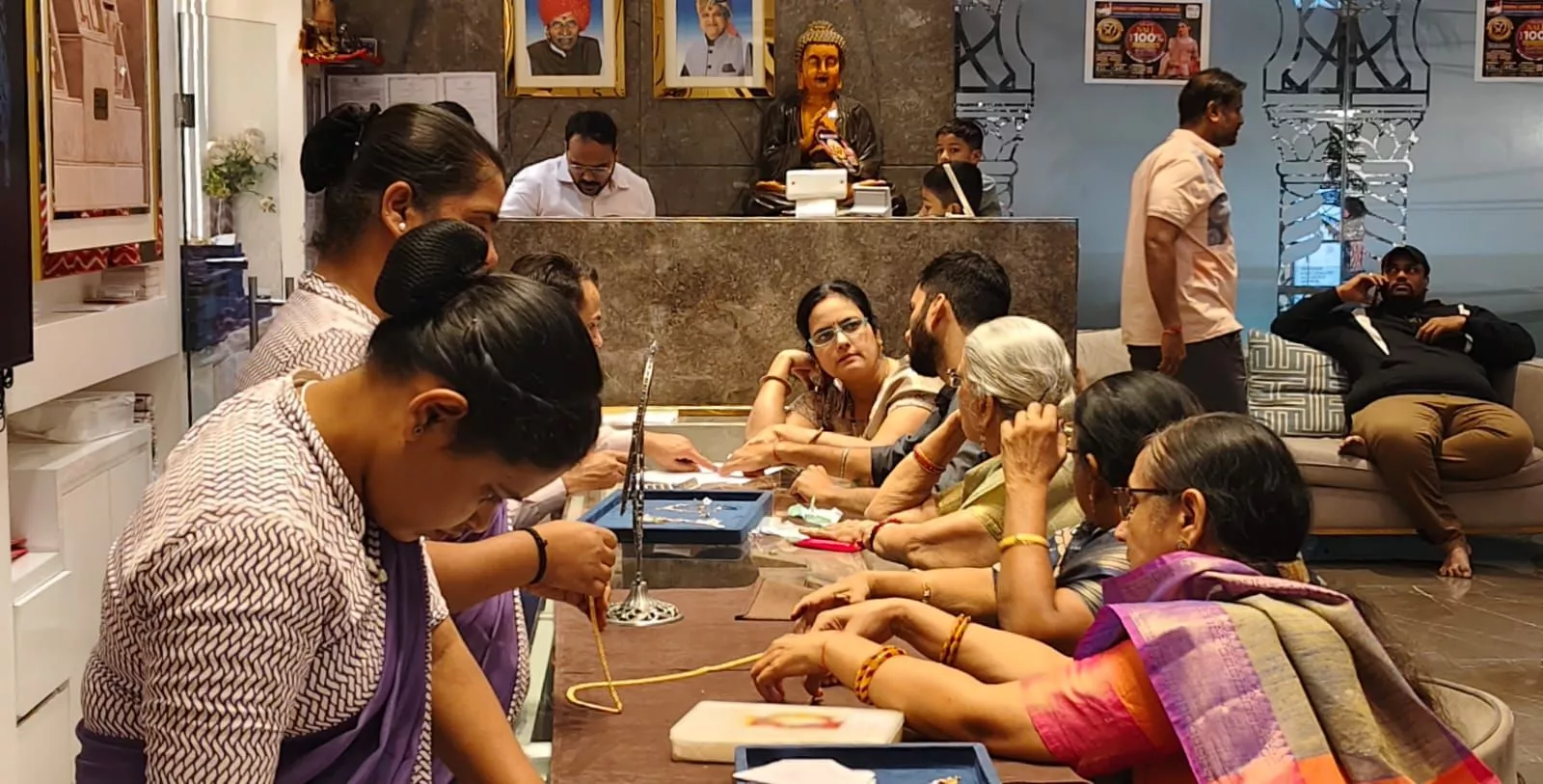 शिवराज लक्ष्मीचंद जैन ज्वेलर्स में महोत्सव का रोमांचक दृश्य