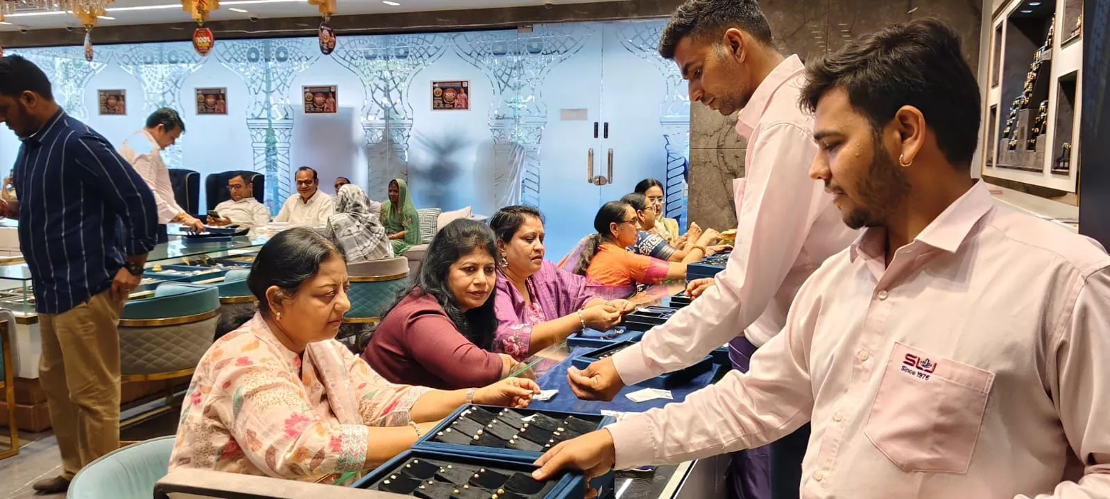 शिवराज लक्ष्मीचंद जैन ज्वेलर्स में महोत्सव का रोमांचक दृश्य