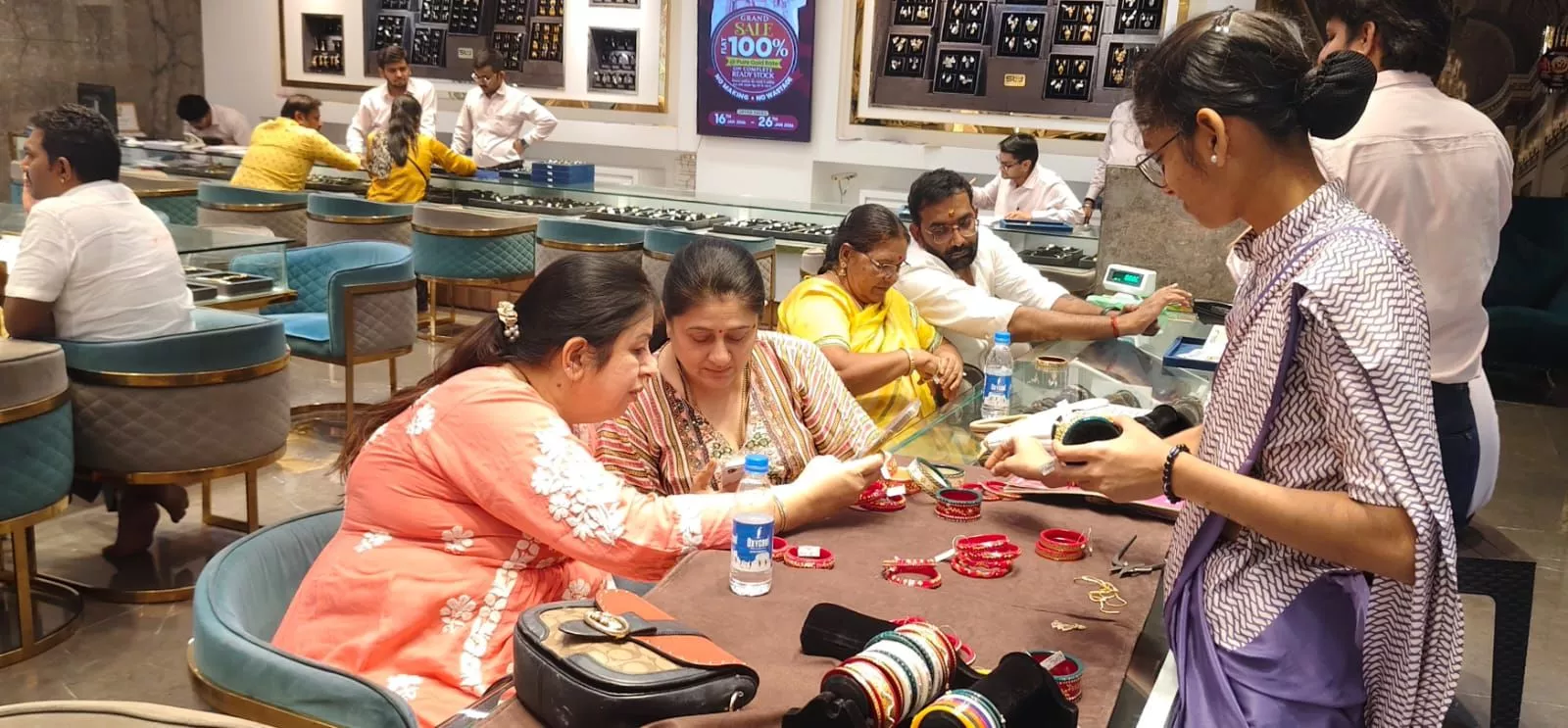 शिवराज लक्ष्मीचंद जैन ज्वेलर्स में महोत्सव का रोमांचक दृश्य