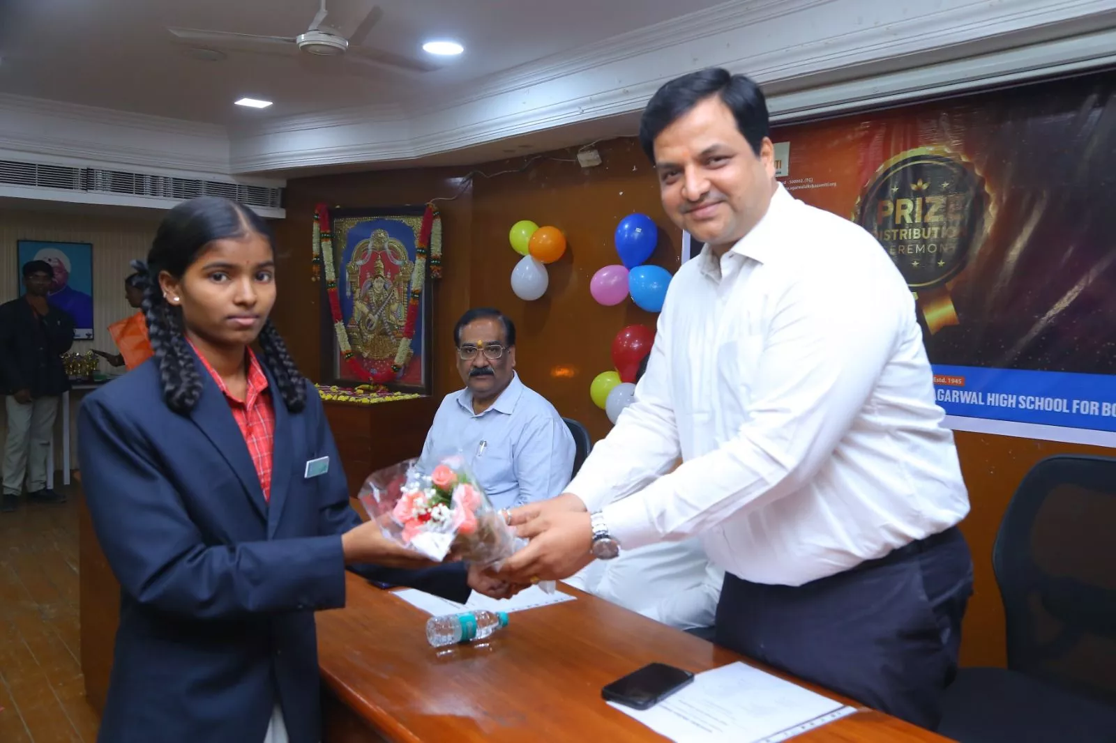 अग्रवाल स्कूल में वार्षिक पुरस्कार वितरण समारोह का दृश्य
