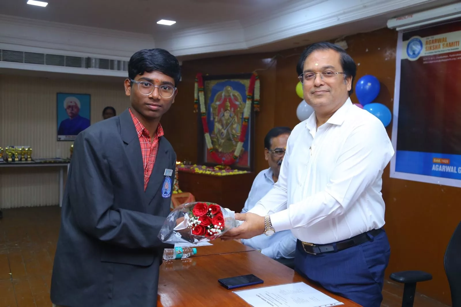 अग्रवाल स्कूल में वार्षिक पुरस्कार वितरण समारोह का दृश्य