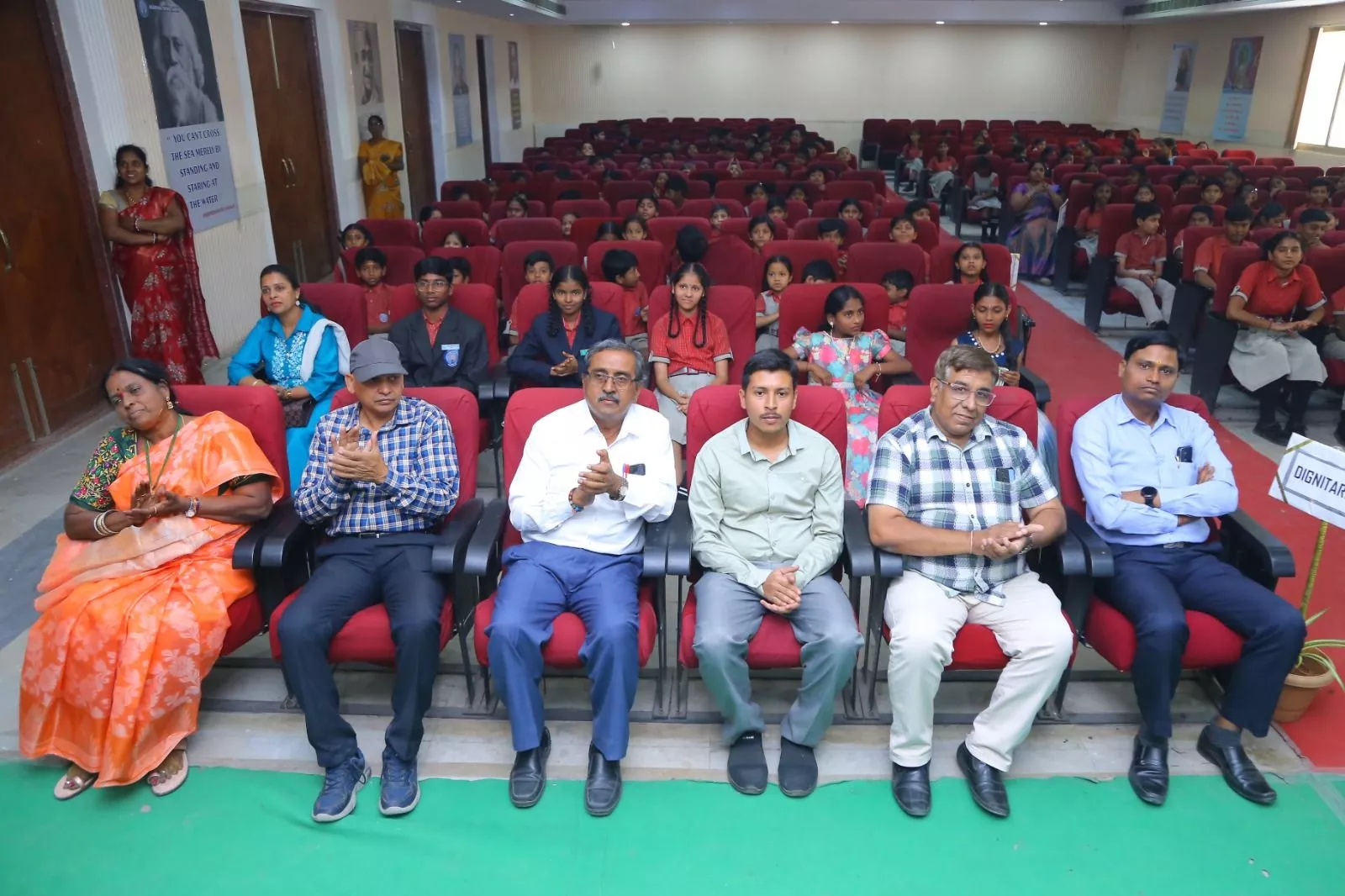 अग्रवाल स्कूल में वार्षिक पुरस्कार वितरण समारोह का दृश्य