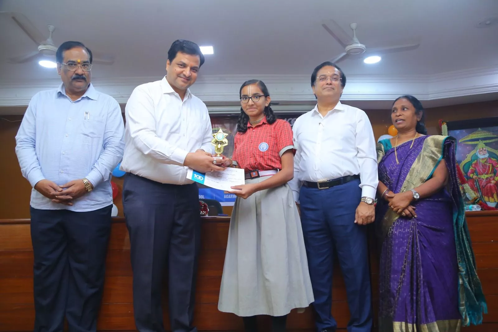 अग्रवाल स्कूल में वार्षिक पुरस्कार वितरण समारोह का दृश्य