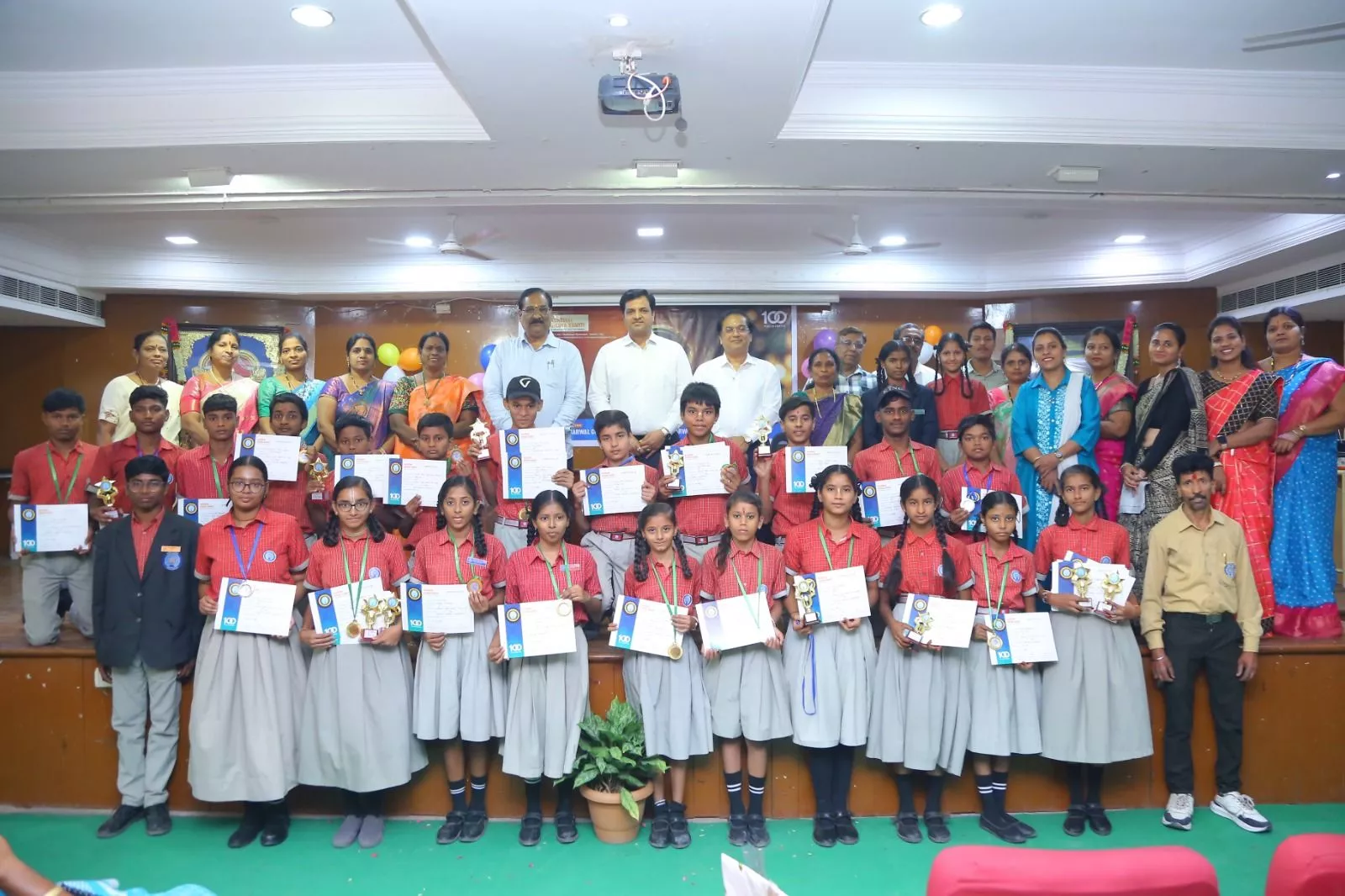 अग्रवाल स्कूल में वार्षिक पुरस्कार वितरण समारोह का दृश्य