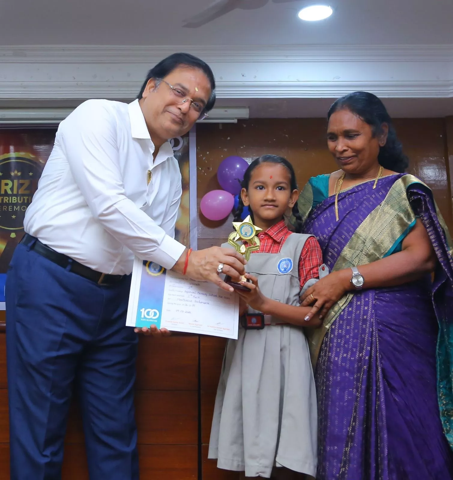 अग्रवाल स्कूल में वार्षिक पुरस्कार वितरण समारोह का दृश्य