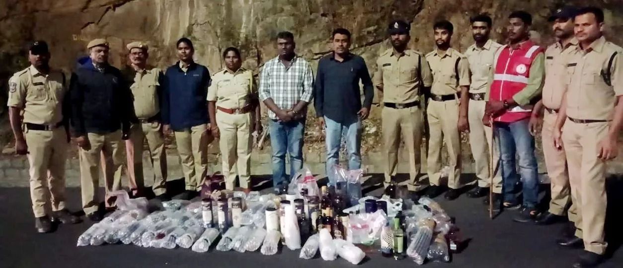 हैदराबाद में जब्त एनडीपीएल शराब की बोतलों का दृश्य