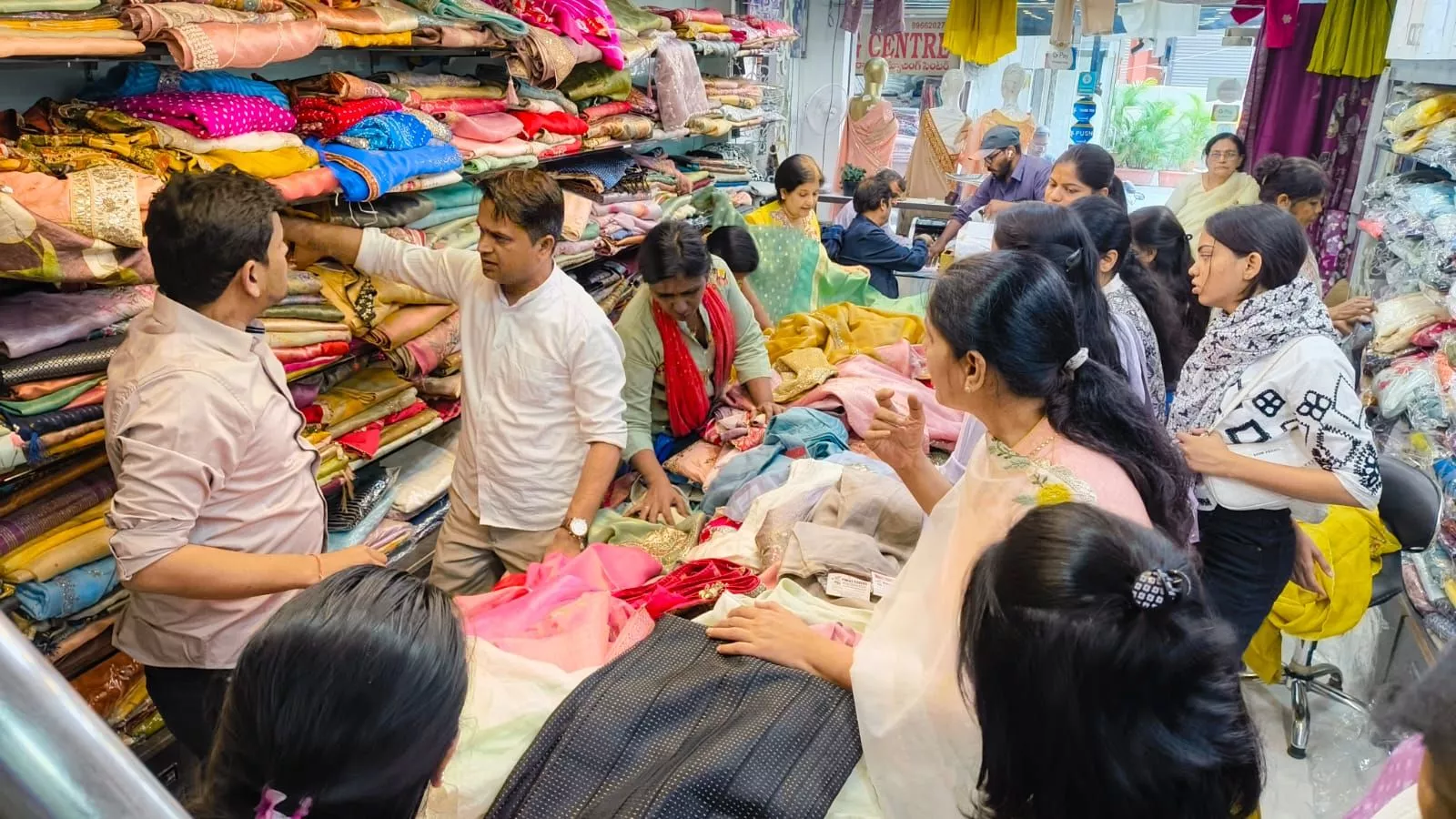 पूजा साड़ी की वर्षगांठ सेल में ग्राहकों की भीड़