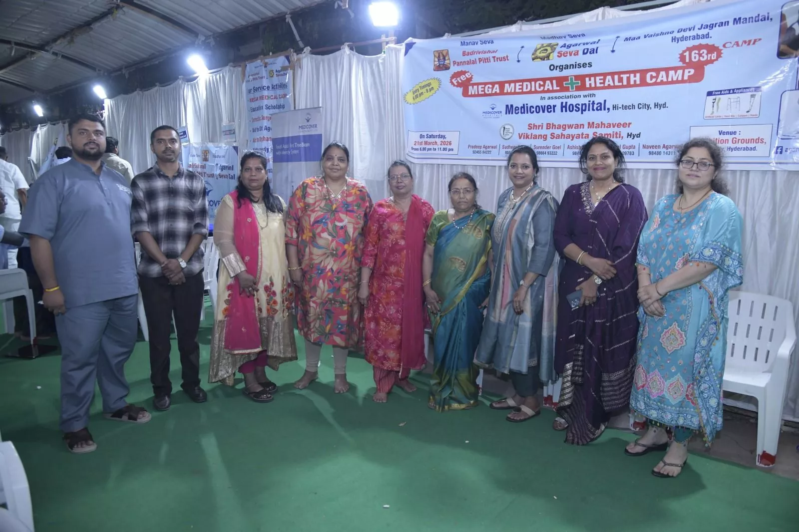 स्वास्थ्य जांच शिविर में मरीजों की जांच करते डॉक्टर