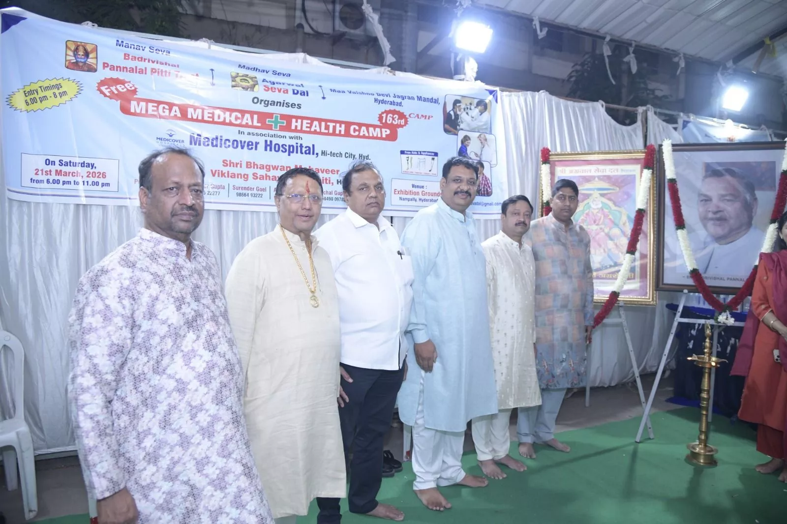 स्वास्थ्य जांच शिविर में मरीजों की जांच करते डॉक्टर