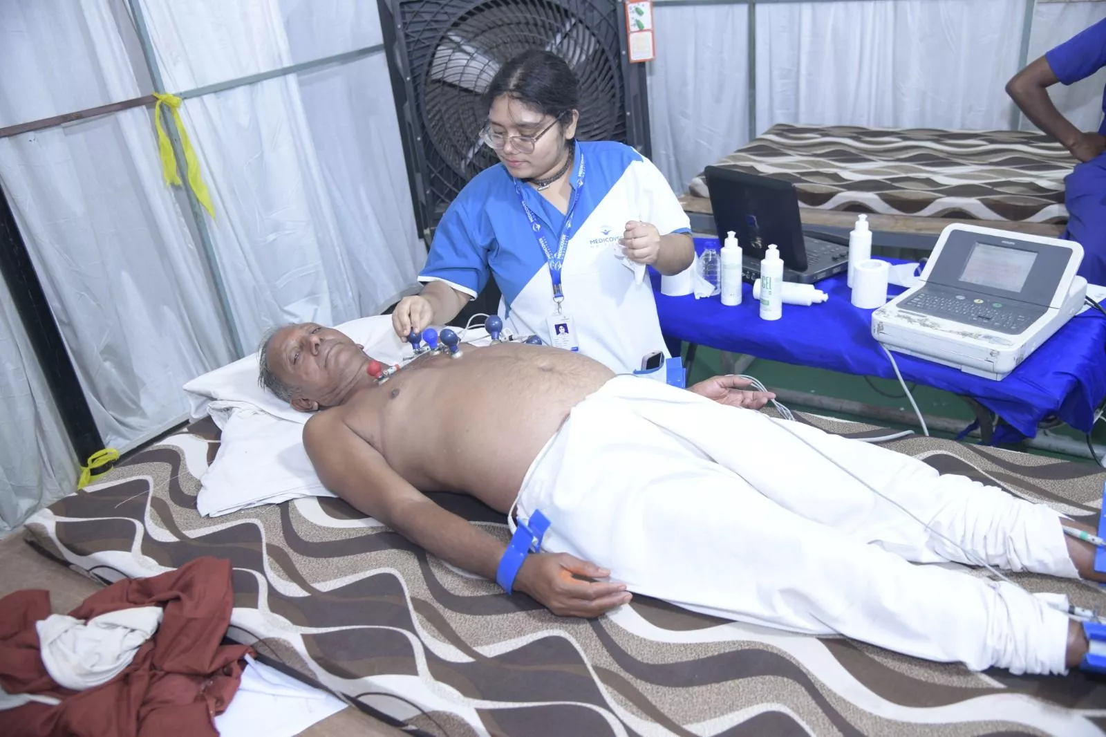 स्वास्थ्य जांच शिविर में मरीजों की जांच करते डॉक्टर