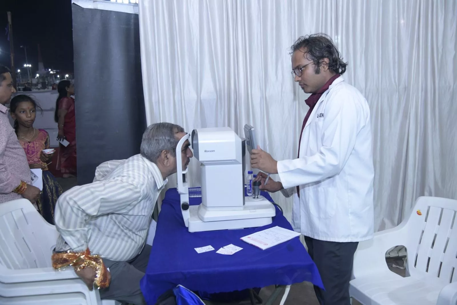 स्वास्थ्य जांच शिविर में मरीजों की जांच करते डॉक्टर