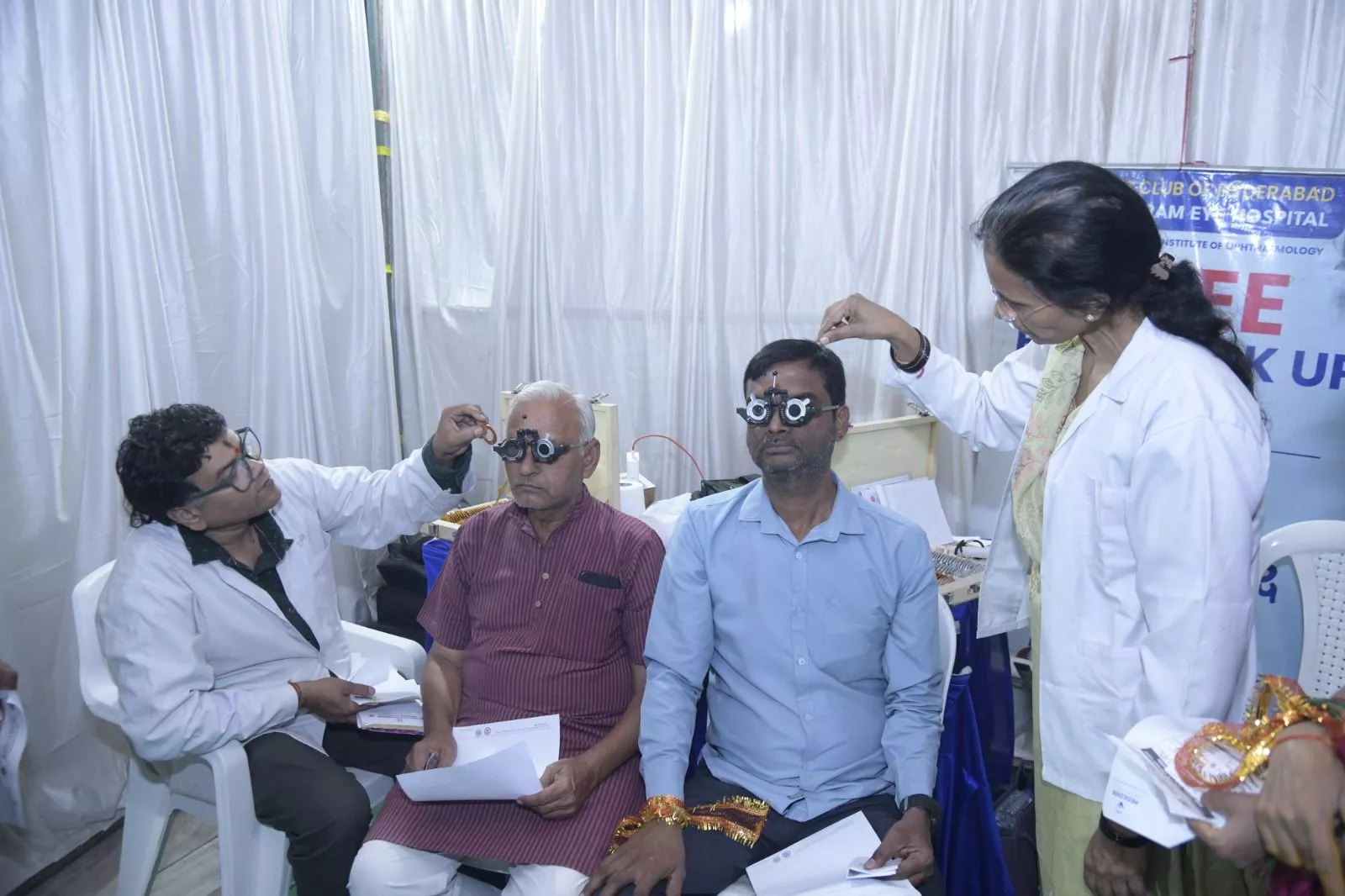 स्वास्थ्य जांच शिविर में मरीजों की जांच करते डॉक्टर