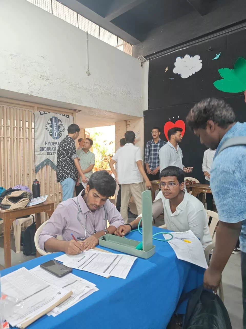 छात्र और शिक्षक रक्तदान करते हुए, सामाजिक जिम्मेदारी का संदेश