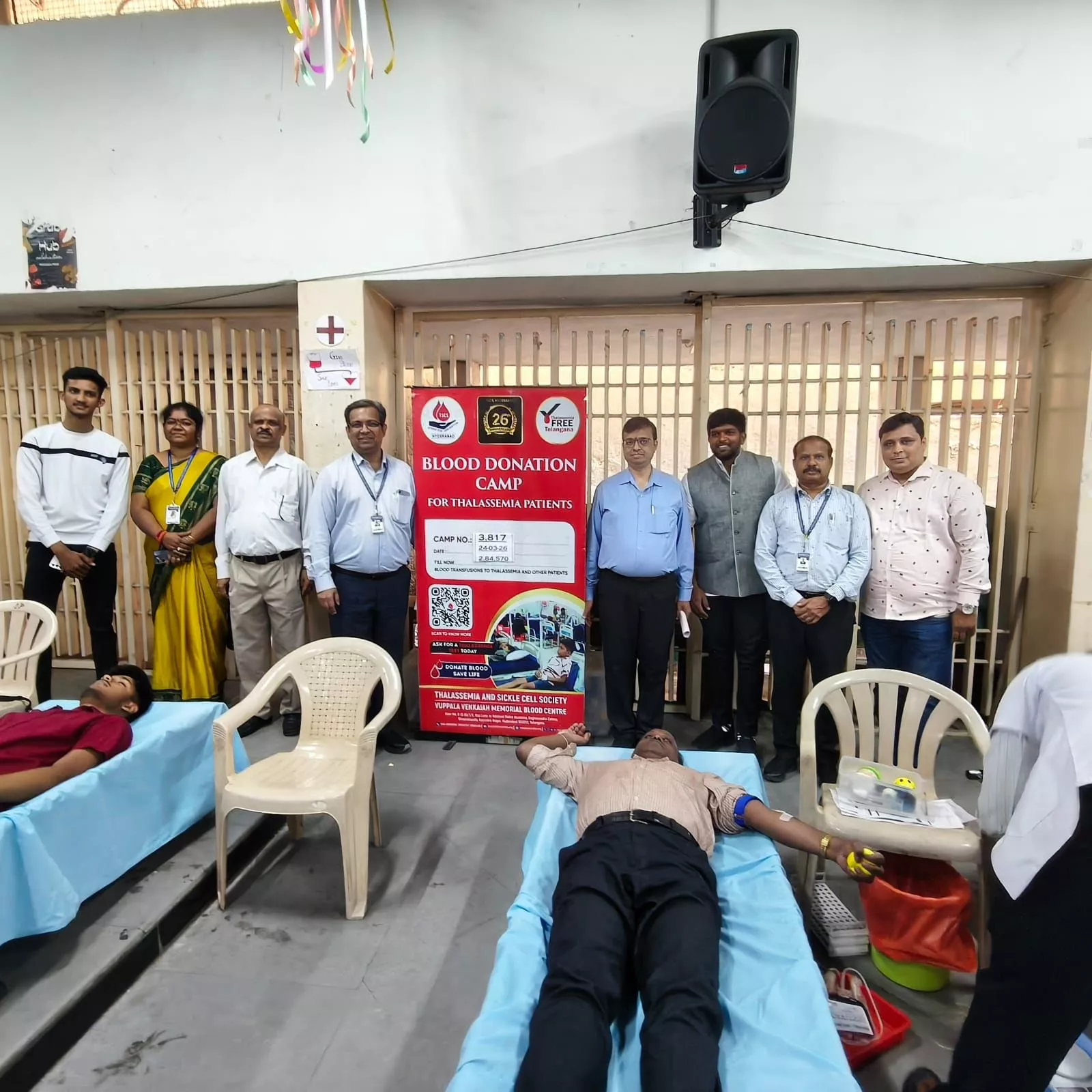 छात्र और शिक्षक रक्तदान करते हुए, सामाजिक जिम्मेदारी का संदेश