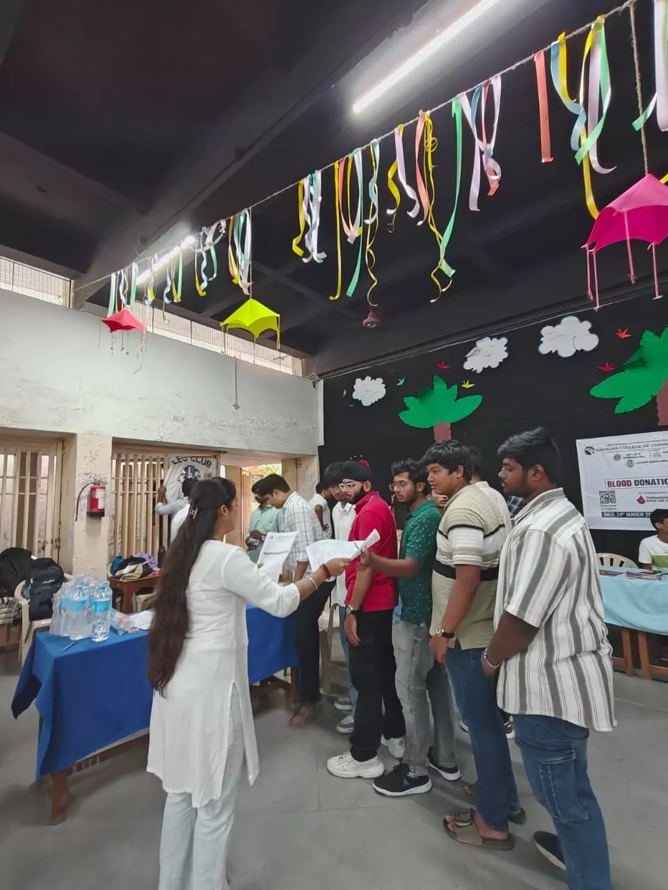 छात्र और शिक्षक रक्तदान करते हुए, सामाजिक जिम्मेदारी का संदेश