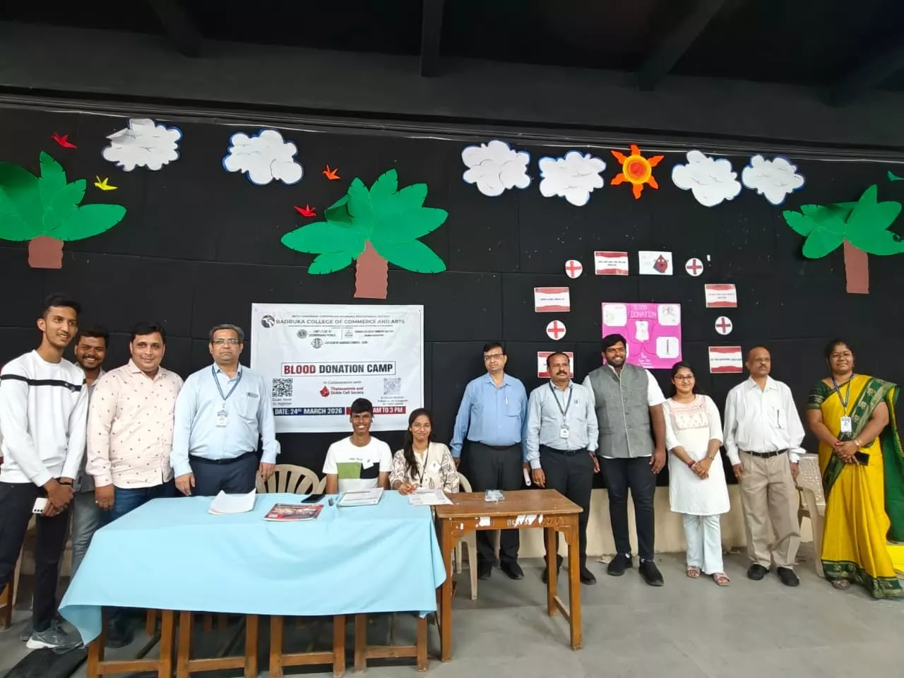 छात्र और शिक्षक रक्तदान करते हुए, सामाजिक जिम्मेदारी का संदेश