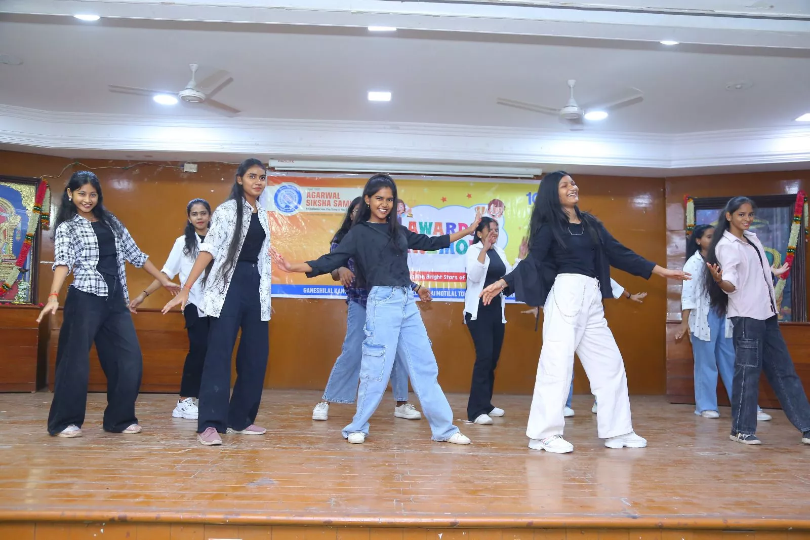 जीकेपीएस एवं एलबीएमटी स्कूल का वार्षिक पुरस्कार वितरण समारोह