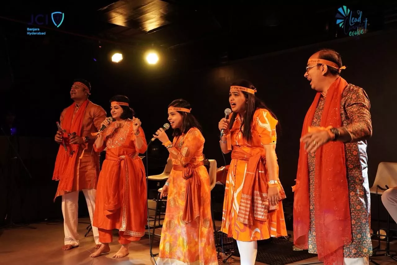 हर्ष चावला बैंड ने जेसीआई बंजारा रेट्रो जैम में प्रस्तुति दी