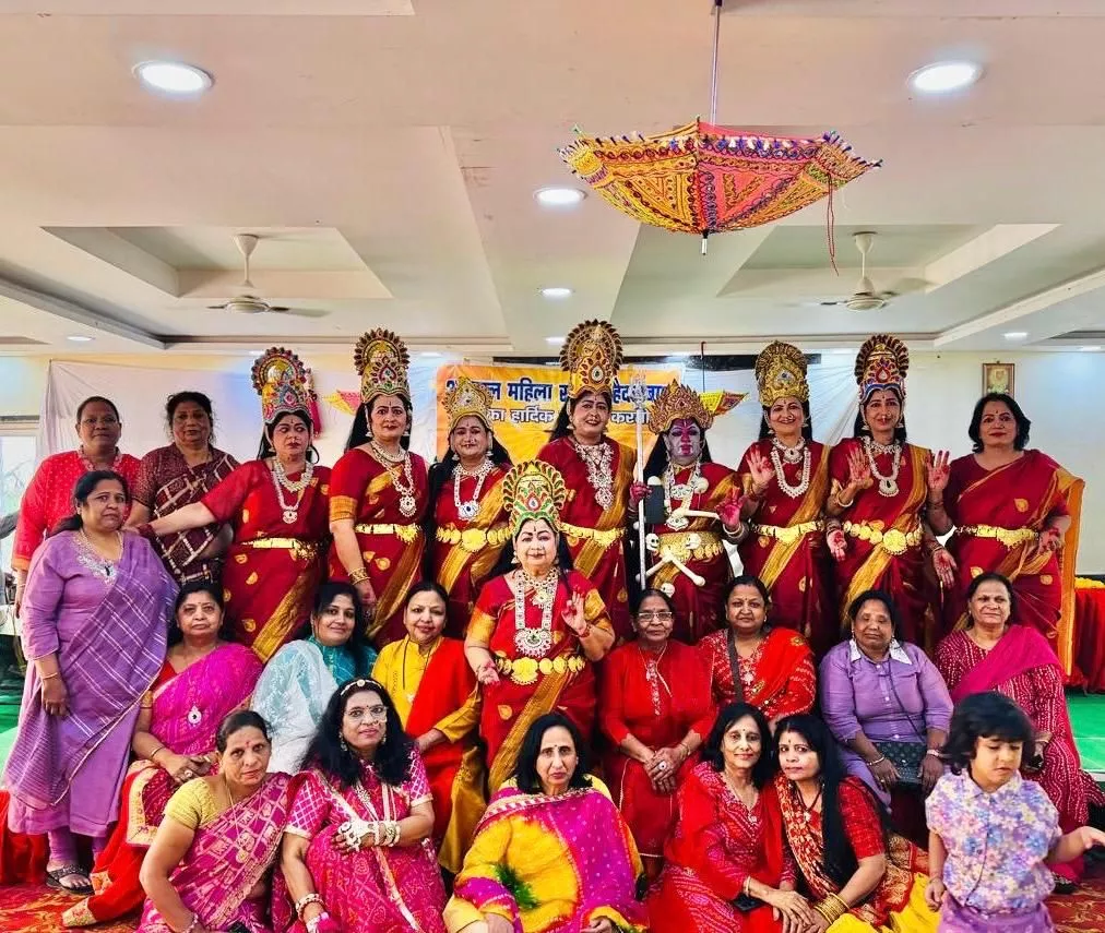 महिलाएं होली और गणगौर उत्सव मनाते हुए