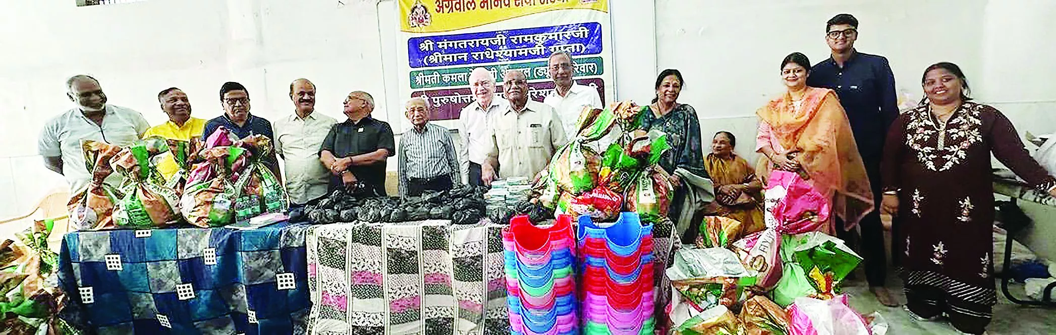 हैदराबाद में अग्रवाल संस्था के द्वारा राशन किट वितरण का दृश्य