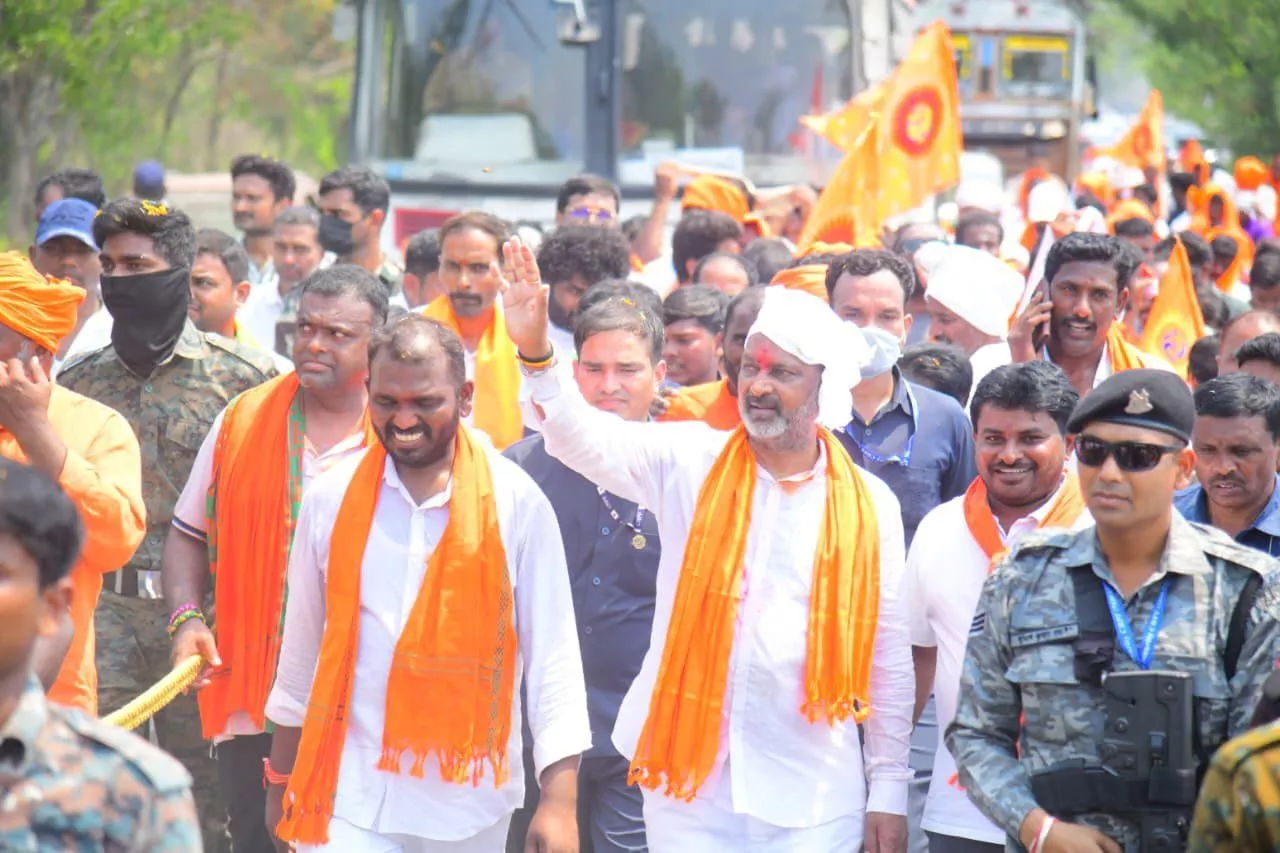 बंडी संजय कोंडागड्डू मंदिर पदयात्रा में