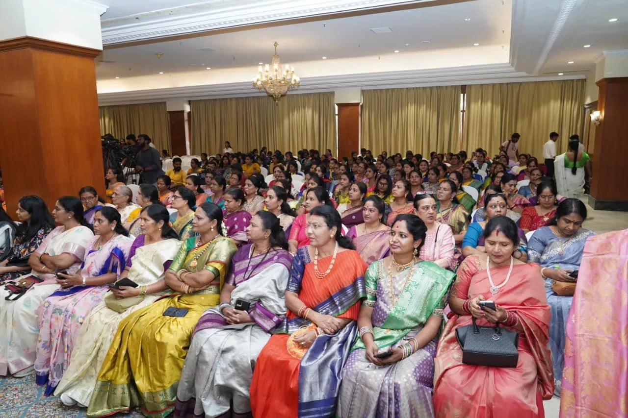 महिला दिवस कार्यक्रम में संबोधित करतीं सांसद बांसुरी स्वराज