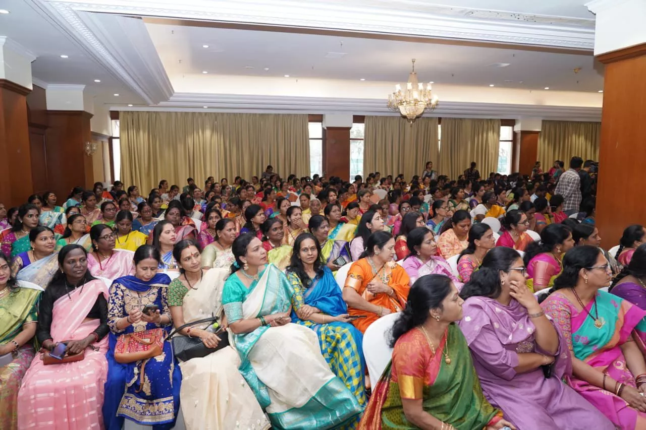 महिला दिवस कार्यक्रम में संबोधित करतीं सांसद बांसुरी स्वराज